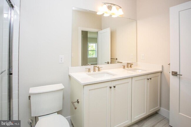 Building Photo - 665 Levering St