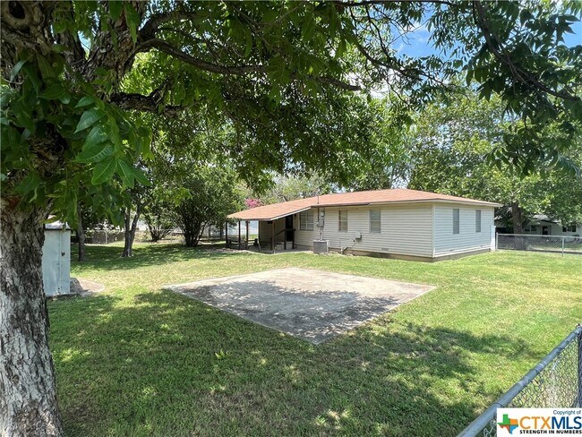 Building Photo - 208 Easy St