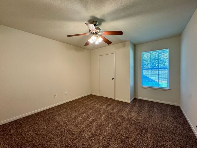 Building Photo - Duplex *LEASING SPECIAL AVAILABLE*