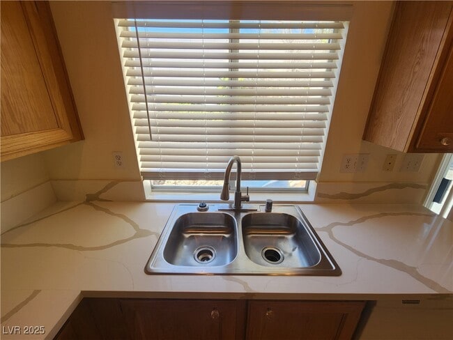 Building Photo - 1405 Iron Springs Dr