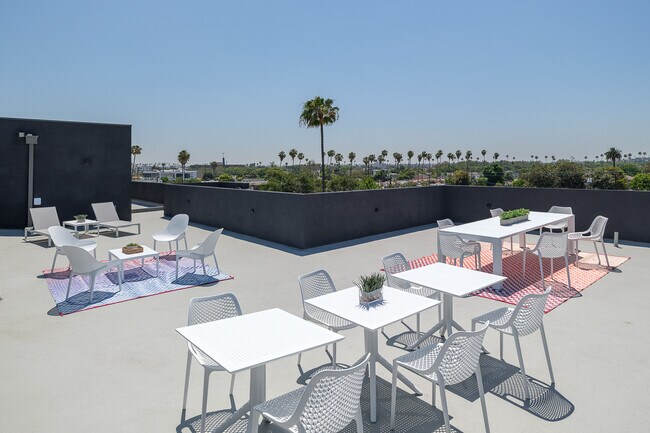 Building Photo - 3045 W Boulevard3H-3H