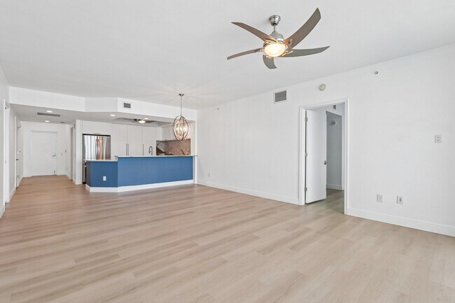 Building Photo - 2650 Lake Shore Dr