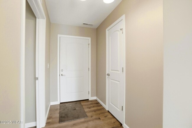 Building Photo - 2882 Lake Cir Dr