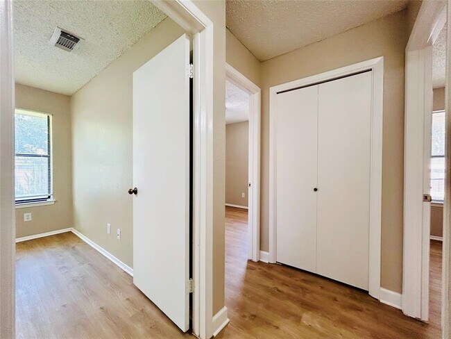 Building Photo - 12300 Deer Falls Dr