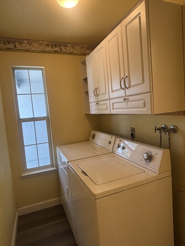 Building Photo - Riverbank 3 Bedroom 2 Bathroom Home