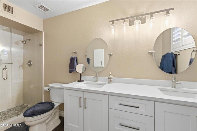 Building Photo - 6101 E Greenway Ln