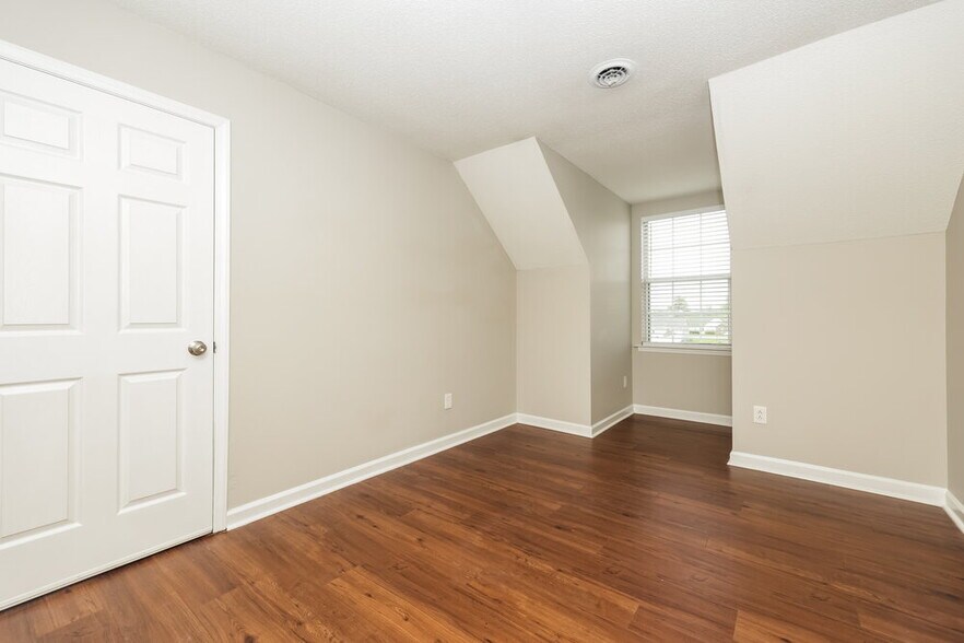 Building Photo - 2906 Kedzie Dr