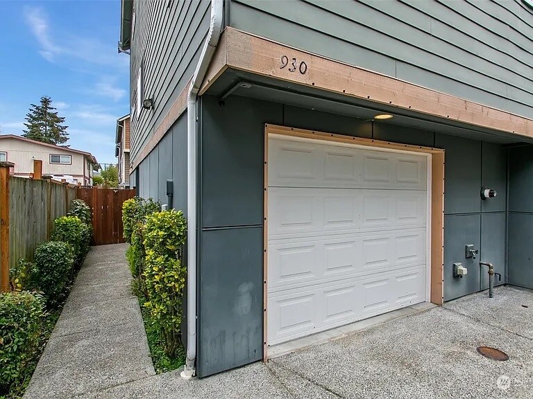 Building Photo - 930 N 96th St