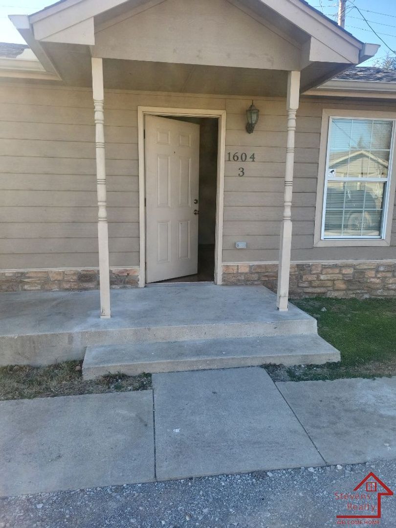 Building Photo - 1604 NW Lindy Ave