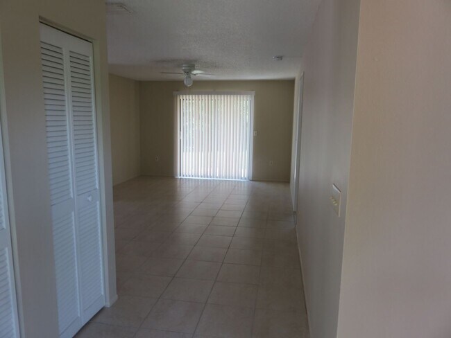 Building Photo - Open and bright 2/2 with garage