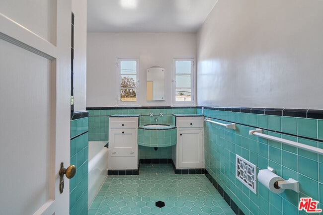 Building Photo - 1213 Stearns Dr
