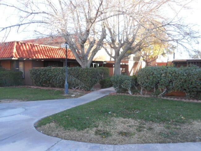 Building Photo - 2nd Floor 2 bedroom Condo Near 95/Torrey Pines