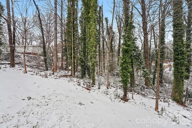 Building Photo - 931 E Front St