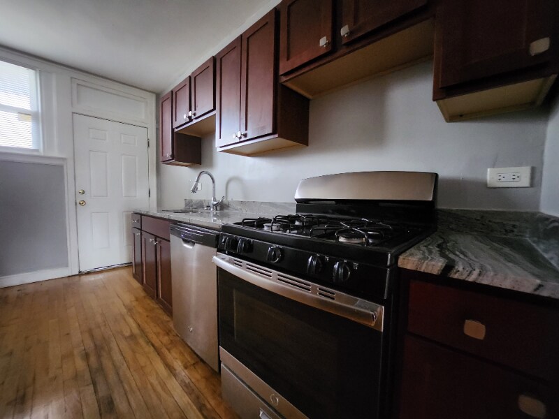 Building Photo - 2907 W 56th St