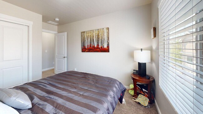 Building Photo - Spacious Townhome - 4 Bedrooms/3 Baths in South Jordan