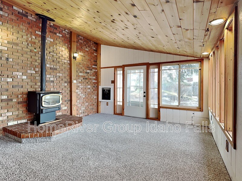Building Photo - 420 8th St