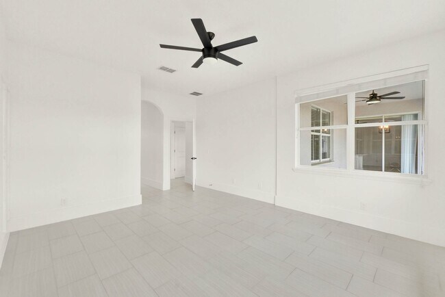 Building Photo - RENOVATED 5 BEDROOM FENCED IN, GOLF FRONTA...