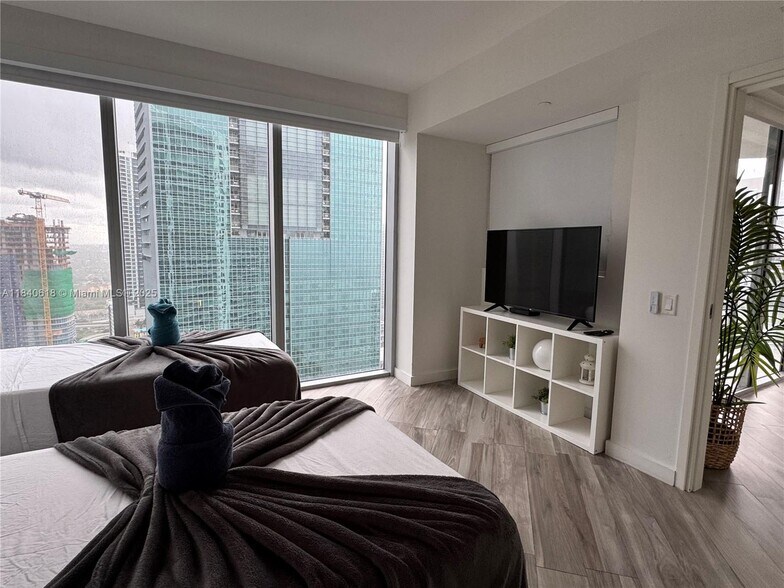 Building Photo - 1300 Brickell Bay Dr