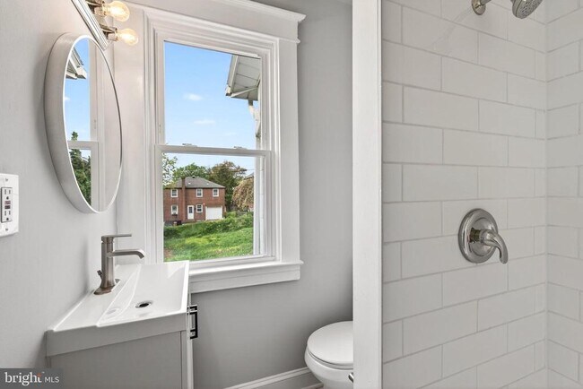 Building Photo - 29 W Elm Ave