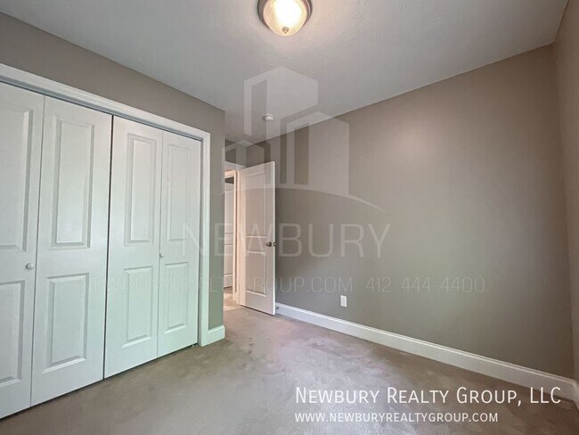 Building Photo - 147 Banksville Pl