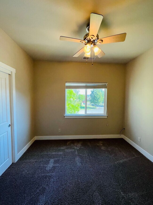 Building Photo - Available NOW! Beautiful House on a Cul-De-Sac