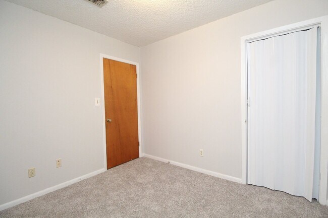 Building Photo - Spacious 4BR Home with Bonus Studio, Sunro...