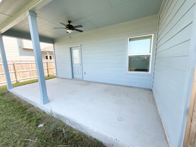 Building Photo - Luxury 3x2 Duplex in Seguin, TX!