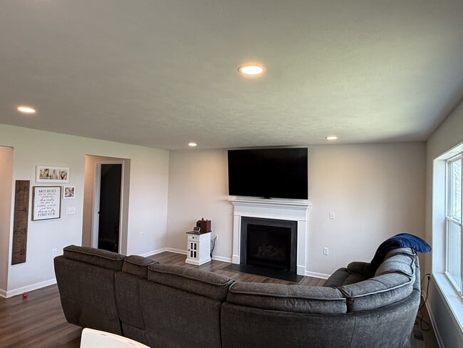 Building Photo - 166 Gwenedd Ln