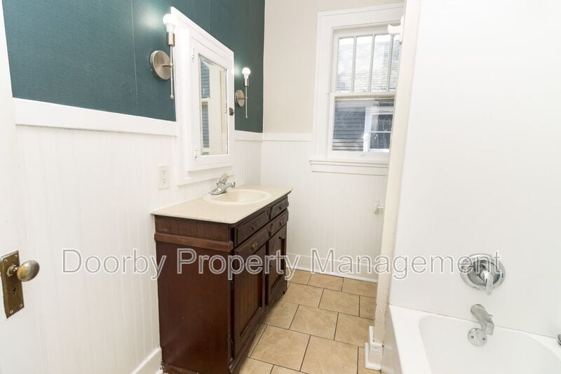 Building Photo - 2112 Duncan Ave