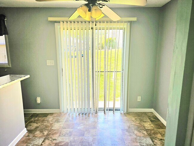 Building Photo - 975 Surry Ln