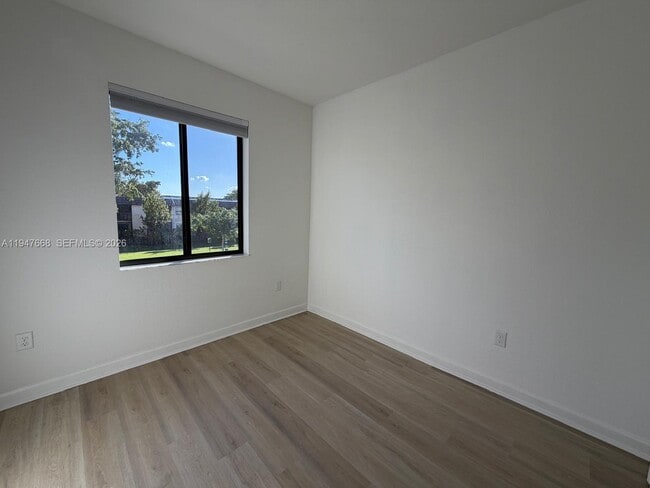 Building Photo - 909 NE 211th St