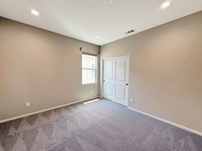 Building Photo - Charming 4BR/3BA Two-Story house with Atta...