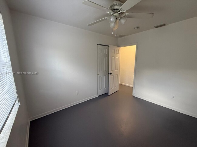 Building Photo - 502 18th St