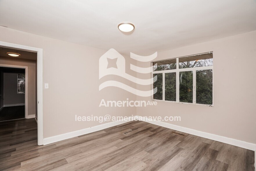 Building Photo - 290 Lilly Ave