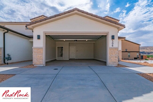 Building Photo - Beautiful Townhome in Hurricane Heights!