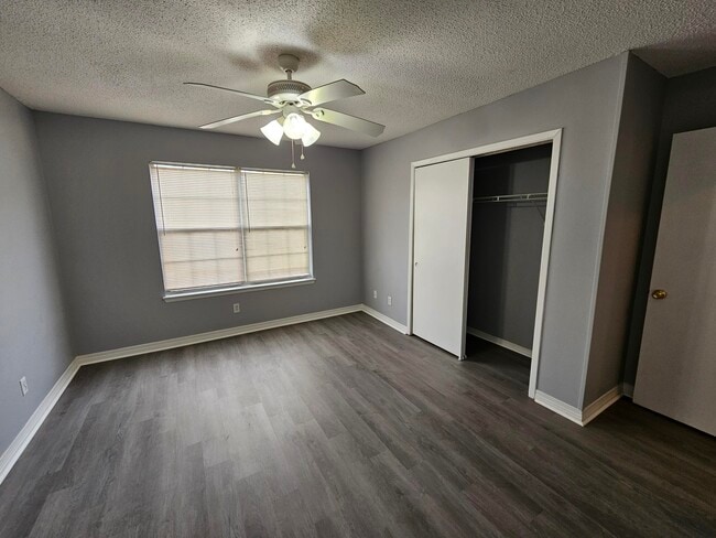 Building Photo - 3026 Yorktown Cir