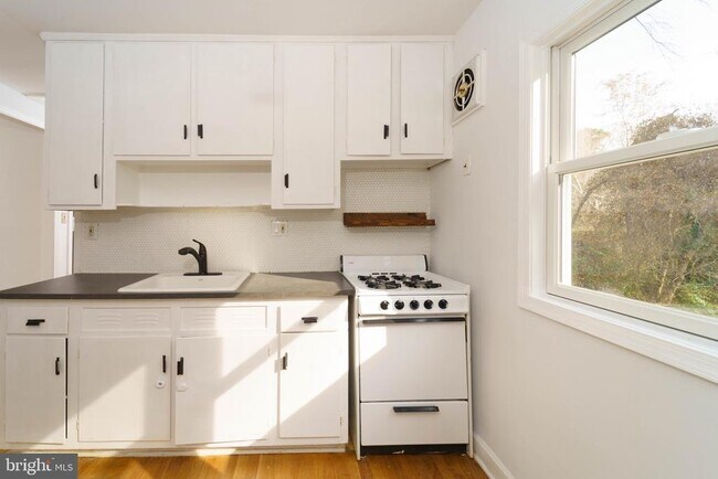 Building Photo - 4400 Garrett Park Rd