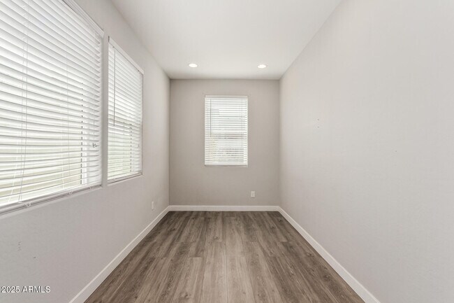 Building Photo - 7138 W Kent Dr