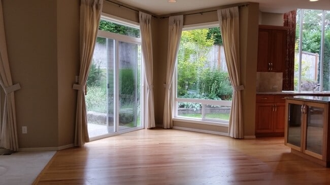 Building Photo - Exceptional 3 Bed, 2.5 bath in Sammamish w...