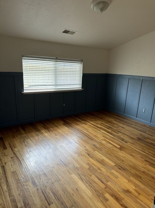 Building Photo - 4 Bed 1.5 Bath House