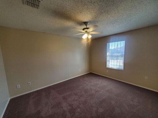 Building Photo - 3 bedroom in a great location!