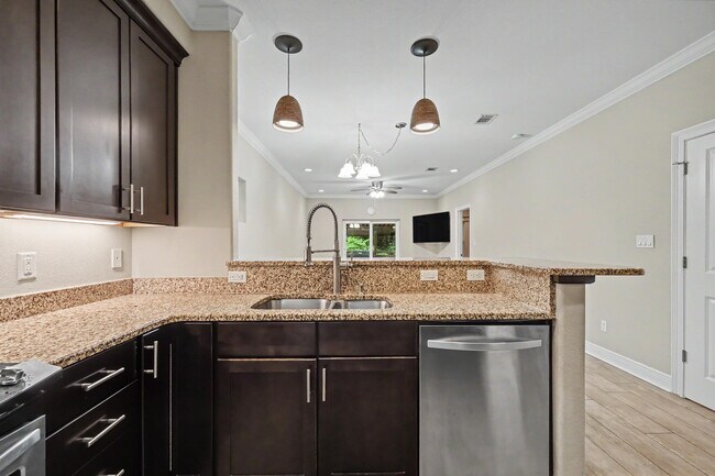 Building Photo - 490 Soundview Ct
