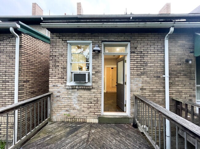 Building Photo - 1041 Mirror St