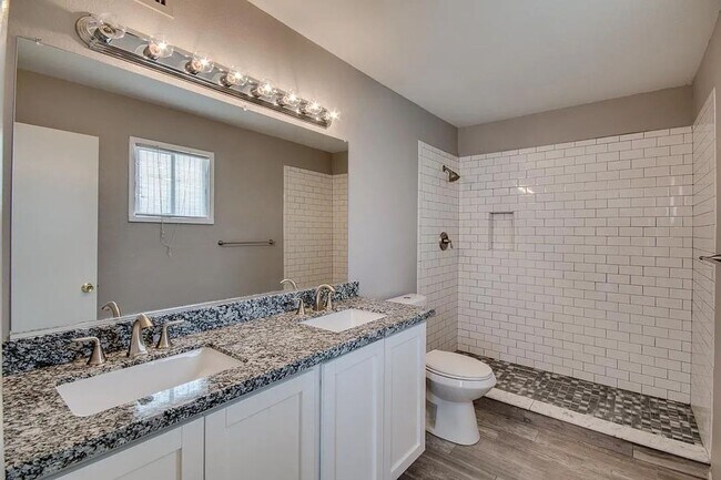 Building Photo - 6 Bedroom ASU house with pool and large yard