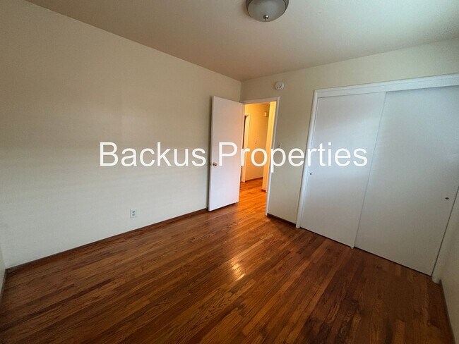 Building Photo - 827 Bedford Dr