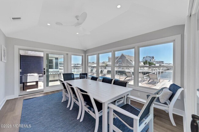 Building Photo - 347 Bay Ln