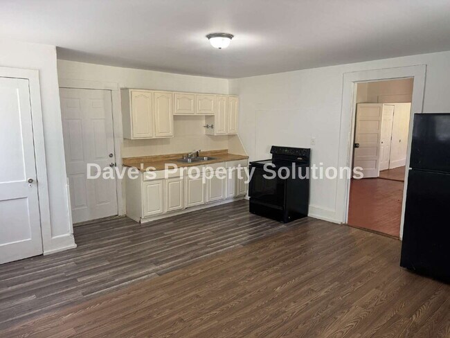 Building Photo - Spacious & Refreshed 1 Bed, 1 Bath Duplex | High Ceilings & Ample Parking!
