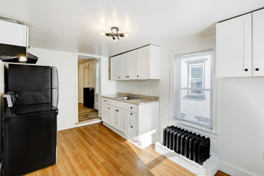 Kitchen - 652 Columbia Ave