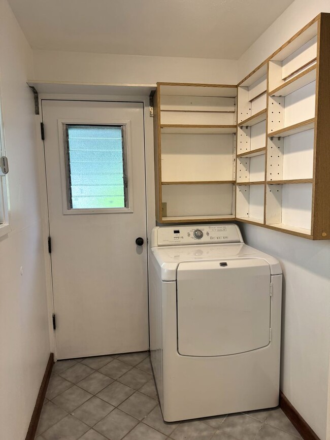 Building Photo - Aina Haina - Renovated 4 bedroom, 2 bath single family home