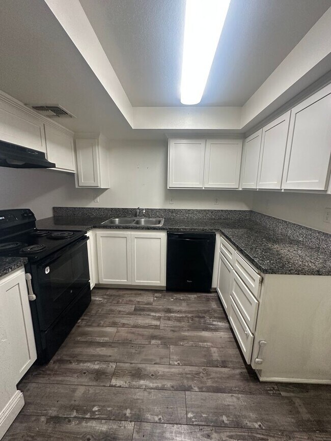 Building Photo - 3600 Ashe Rd